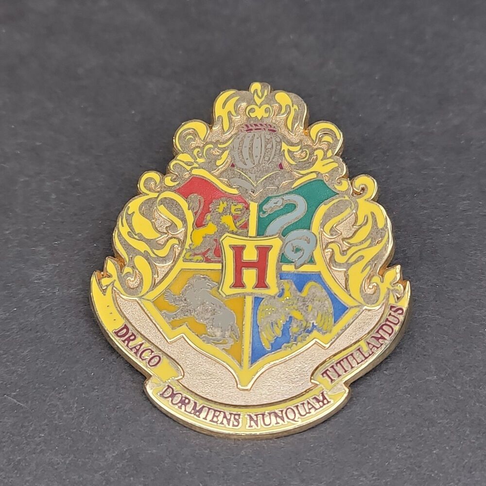 Universal Studios Wizarding World Harry Potter Hogwarts Crest Pin s09